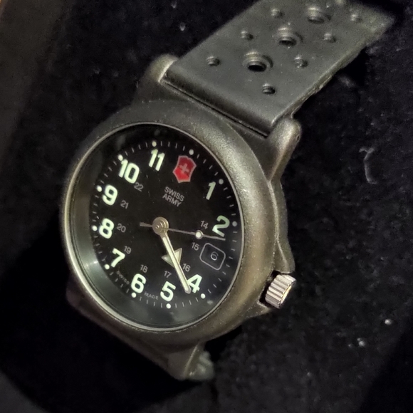 [SOLD] 30mm Victorinox Swiss Army Renegade Watch Black Women's Small In Box - Picture 5 of 9